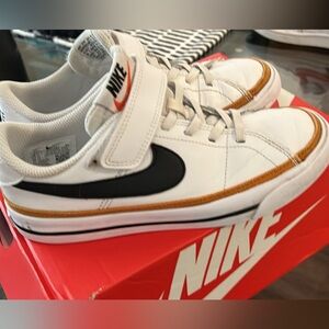 Boys Nike Court Legacy Sz 1-